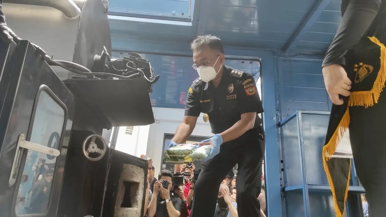 Direktorat Reserse Narkoba Polda Metro Jaya memusnahkan ratusan ribu narkoba berbagai jenis.