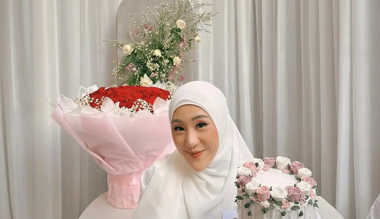 Ibu satu anak ini memilih mengaplikasikan makeup flawless. Dengan mengenakan lipstik pink dengan blush on coralnya. Serta riasan mata yang simple dengan eyeshadow coral. [@larissachou]