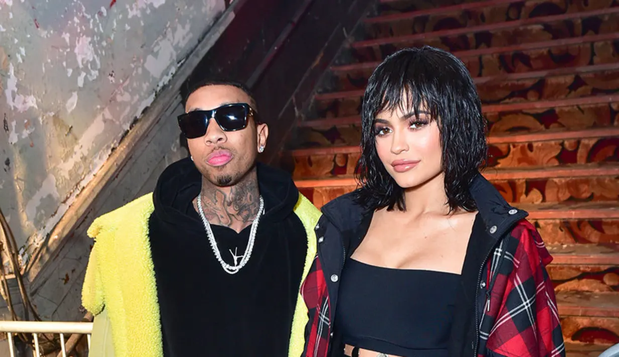 Kylie Jenner dan Tyga memang sering putus nyambung. Namun di tahun 2017, mereka benar-benar berpisah. Kylie sendiri saat ini dikabarkan tengah mengandung anak dari Travis Scott. (Getty Images/Cosmopolitan)