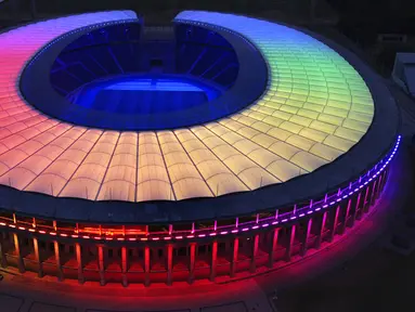 Olympic Stadium diterangi warna pelangi di Berlin, Jerman, Rabu (23/6/2021). UEFA melarang Kota Munich untuk menerangi Allianz Arena dengan warna pelangi selama pertandingan antara Jerman dan Hungaria di Euro 2020. (AP Photo/Michael Sohn)