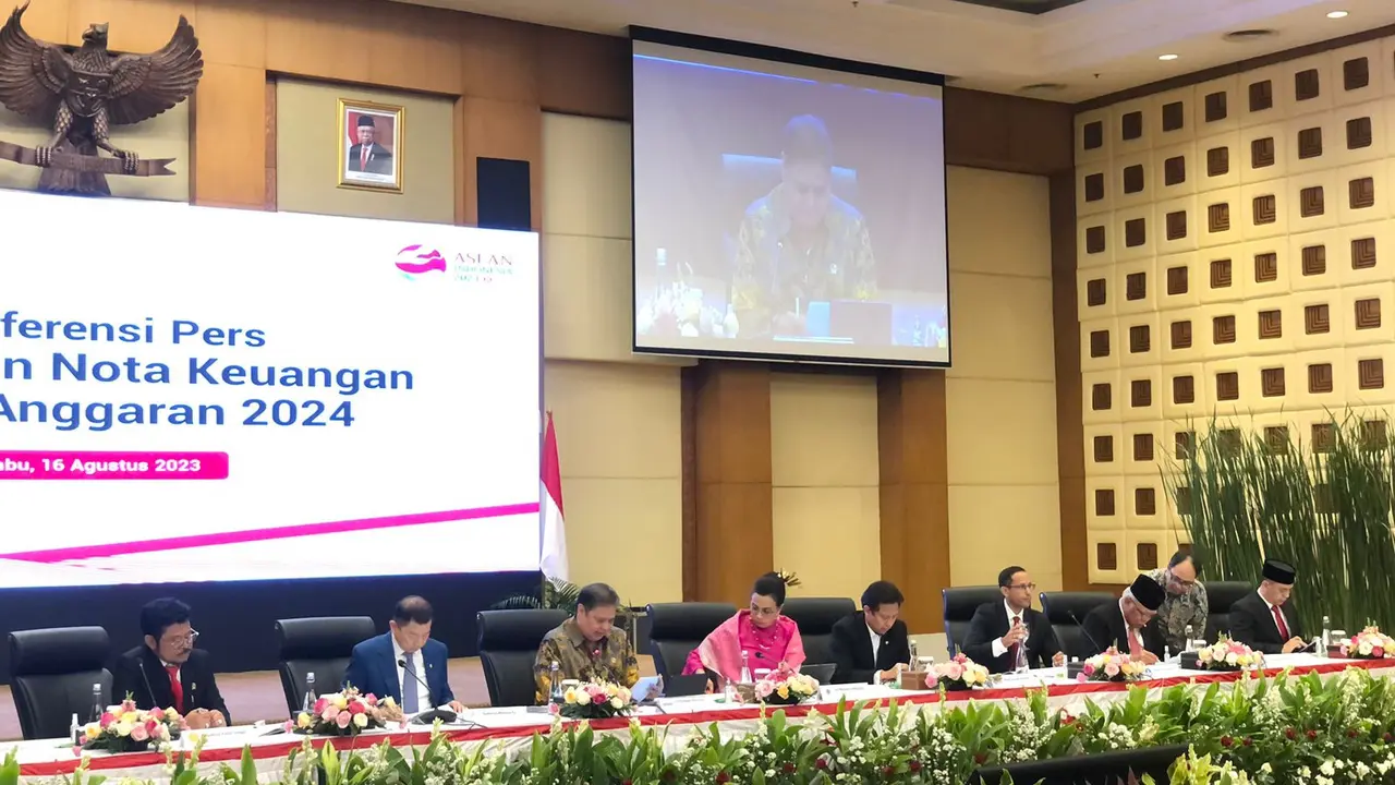 Menteri Koordinator Bidang Perekonomian Airlangga Hartarto dalam konferensi pers RAPBN dan Nota Keuangan 2024, di kantor Direktorat Jenderal Pajak, Jakarta, Rabu (16/8/2023). (Tira/Liputan6.com)