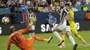 Proses terjadinya gol yang dicetak striker Juventus, Gonzalo Higuain, ke gawang Paris St Germain pada laga ICC di Stadion Hard Rock, Florida, Rabu (26/7/2017). Juventus menang 3-2 atas PSG. (AP/Lynne Sladky)