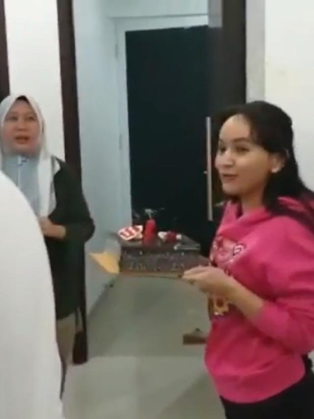 Diberi Kejutan Suami Dan Anak Sambung Ini 6 Momen Perayaan Ultah Angelica Simperler Hot Liputan6 Com