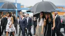 Putri Presiden Barack Obama, Sasha (kanan) dan Malia setibanya di Bandara Internasional Havana, Kuba, Minggu (20/3). Ini adalah kunjungan Presiden AS yang pertama ke Kuba dalam 88 tahun, sekaligus pembuka babak baru hubungan dua negara. (REUTERS/stringer)