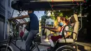 Transportasi umum hanya mampu melayani sebagian kecil dari lebih dari dua juta orang di ibu kota. (AP Photo/Ramon Espinosa)