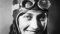 Amy menjadi pilot wanita pertama yang berhasil terbang solo dari Inggris ke Australia, dan kembali lagi ke Inggris untuk menerima penghargaan (History.co.uk)