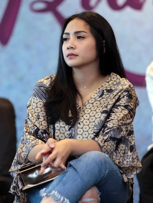 Namun saat Jessica Iskandar dikonfirmasi di kawasan Tendean, perempuan disapa Jedar itu membantahnya. Menurut Jedar, istri Raffi Ahmad itu merupakan perempuan kuat. (Nurwahyunan/Bintang.com)