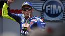 Pebalap Yamaha, Valentino Rossi, melakukan selebrasi saat balapan MotoGP 2018 di Sirkuit Catalunya, Spanyol, Minggu (17/6/2018). Lorenzo menjadi yang tercepat dengan catatan waktu 40 menit 13,566 detik. (AP/Eric Alonso)