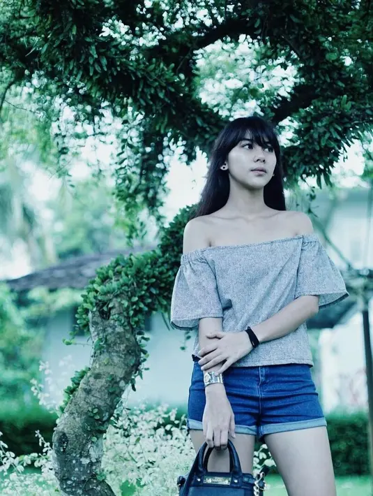 Saat ini, Adinda Thomas sedang sibuk menyelesaikan studinya di London School of Publik Realtions Jakarta. (foto: instagram.com/adindathomas)