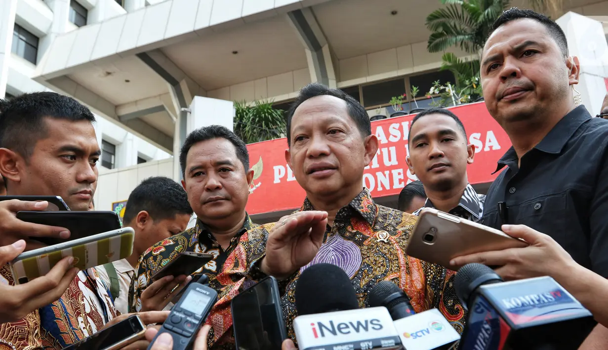 Menteri Dalam Negeri Tito Karnavian memberikan keterangan kepada awak media usai apel seluruh Pegawai Lingkup Kemendagri dan BNPP di halaman kantor Kemendagri, Jakarta, Kamis (24/10/2019). Dalam apel perdana ini Tito memberikan arahan kepada semua pegawai Kemendagri. (Liputan6.com/Johan Tallo)