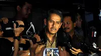Usai diperiksa penyidik KPK, Anggito Abimanyu diserbu awak media, Jakarta, Selasa (28/10/2014). (Liputan6.com/Miftahul Hayat)
