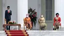 Presiden Joko Widodo atau Jokowi (kiri) menyampaikan pidato saat menjadi inspektur upacara HUT ke-76 TNI di halaman Istana Merdeka, Jakarta, Selasa (5/10/2021). (Foto: Istana Kepresidenan)