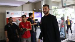 Pemain baru Persija Jakarta, Marco Motta, saat tiba di Kantor Persija, Kuningan, Jakarta, Senin, (3/2/2020). Mantan pemain Juventus dan AS Roma ini akan menjadi andalan di lini pertahanan Macan Kemayoran musim depan. (Bola.com/M Iqbal Ichsan)