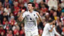 Bek Manchester United, Harry Maguire, merayakan golnya ke gawang Liverpool di Anfield, Minggu (19/10/2025). (AFP/Peter Powell)