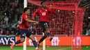 Jelang akhir babak pertama, Lille berhasil mengubah skor lewat eksekusi penalti Jonathan David (kanan) pada menit ke-45+2. (FRANCK FIFE/AFP)