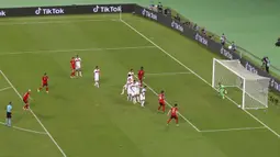 Bola tendangan bebas pemain Swiss Granit Xhaka (kiri) membentur tiang saat melawan Turki pada pertandingan Grup A Euro 2020 di Stadion Olimpiade Baku, Baku, Azerbaijan, Minggu (20/6/2021). Swiss menang 3-1. (Naomi Baker/Pool via AP)