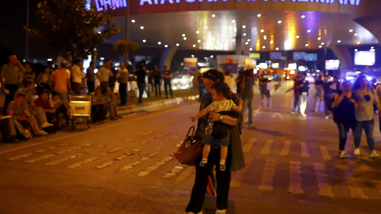 Suasana pascateror di Bandara Istanbul Turki