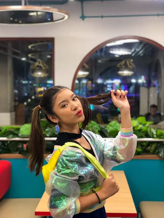 Kecantikan Tiara semakin terpancarkan saat rambut dikuncur dua. Apalagi gaya OOTD nya yang selalu trendi menambah kesan selalu modis dari pelantun lagu Gemintang Hatiku.(Liputan6.com/IG/@tiaraandini)