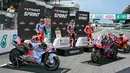 Pembalap Prima Pramac Racing asal Spanyol, Jorge Martin melakukan selebrasi setelah memenangkan balapan Sprint dengan pembalap Gresini Racing MotoGP asal Spanyol, Marc Marquez (kiri) dan pembalap Ducati Lenovo Team asal Italia, Enea Bastianini (kanan) pada Grand Prix Malaysia di Sirkuit Internasional Sepang, 2 November 2024. (MOHD RASFAN/AFP)