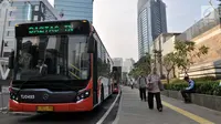 Bus Transjakarta melintas di dekat halte MRT Dukuh Atas, Jakarta, Rabu (12/6/2019). PT Transjakarta mencatat adanya peningkatan penumpang setelah Moda Raya Terpadu (MRT) beroperasi. (merdeka.com/Iqbal S. Nugroho)