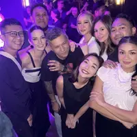 Wulan Guritno mengenakan atasan putih dengan rambut yang terurai panjang. [@papahedwan_beneran]