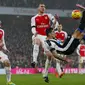 3. Pemain Newcastle, Aleksandar Mitrovic, melakukan tendangan salto ke arah gawang Arsenal pada laga Liga Premier Inggris di Stadion Emirates, Sabtu (2/1/2016). (Reuters/Eddie Keogh)