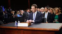 CEO Facebook Mark Zuckerberg memenuhi panggilan untuk bersaksi di hadapan Komite Senat Amerika Serikat di Capitol Hill, Washington, Senin (10/4). Zuckerberg membuat kesaksian yang berlangsung hampir lima jam.  (AP/Pablo Martinez Monsivais)