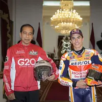 Melihat keseruan Jokowi pamer motor kesayangan di depan pembalap profesional jelang MotoGP Mandalika (instagram/marcmarquez93)