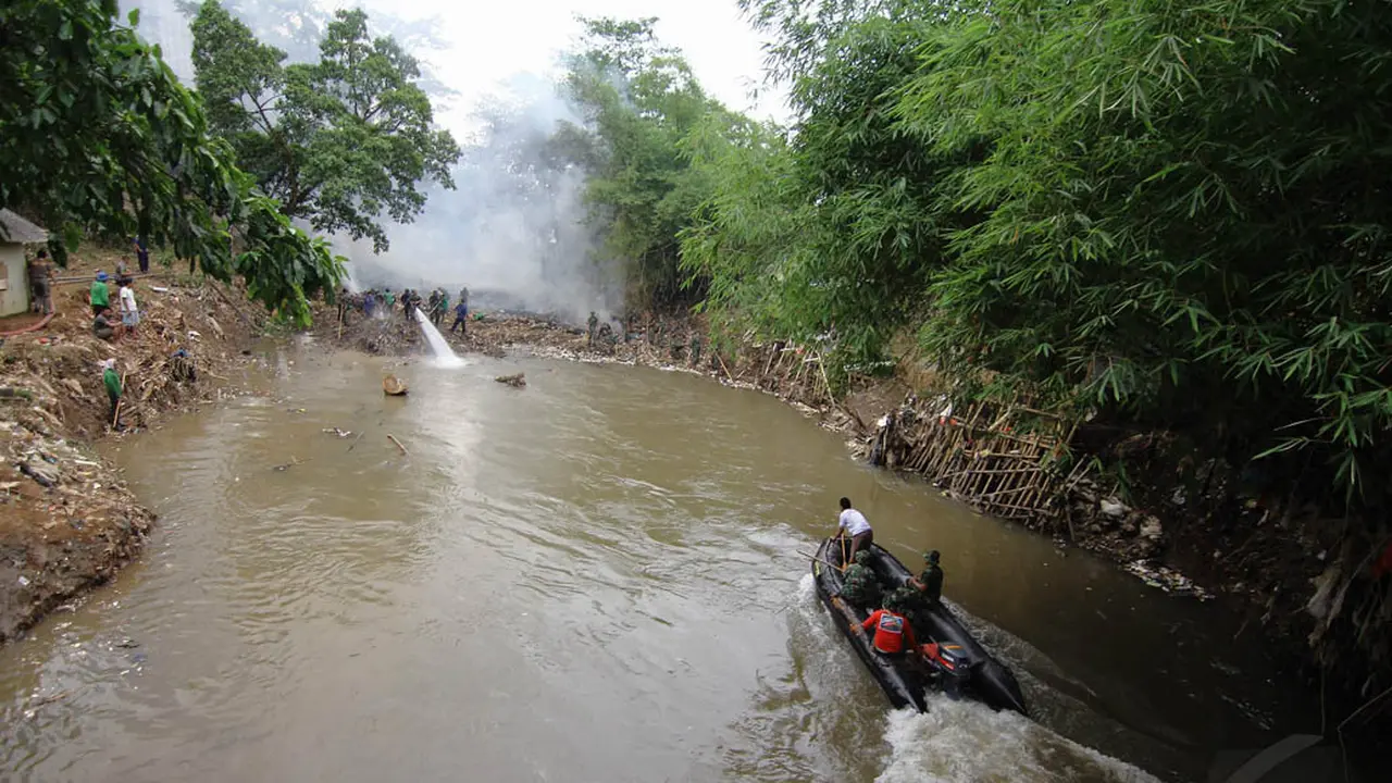 Antisipasi Banjir, Personel TNI Bersihkan Kali Ciliwung