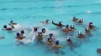 Pemain dari kedua provinsi itu saling kejar di dalam kolam renang yang berada di Kompleks Jalak Harupat Soreang, Kabupaten Bandung.