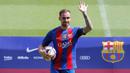 Striker baru Barcelona, Paco Alcacer, diperkenalkan kepada suporter di Stadion Nou Camp, Barcelona, Spanyol, Kamis (8/9/2016). Bomber asal Spanyol ini diproyeksikan untuk menjadi pelapis bagi Trio MSN. (Reuters/Stringer)