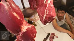Pedagang menunggu pembeli di los daging Pasar Minggu, Jakarta Selatan, Senin (13/6). Memasuki hari kedelapan bulan Ramadan, harga daging sapi di pasar Jakarta masih berkisar Rp 120.000/kg. (Liputan6.com/Immanuel Antonius)