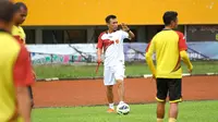 Widodo Cahyono Putro memimpin latihan perdana Sriwijaya FC sesuai libur, Sabtu (9/4/2016). (Bola.com/Riskha Prasetya)