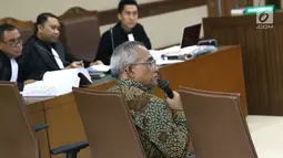 Kepala Biro Hukum Sekjen KPU, Sigit Joyowardono saat menjadi saksi pada sidang lanjutan penyebaran berita bohong tentang 7 kontainer berisi surat suara Pemilu 2019 telah tercoblos dengan terdakwa Bagus Bawana Putra di Pengadilan Negeri Jakarta Pusat, Kamis (11/4). (Liputan6.com/Helmi Fithriansyah)