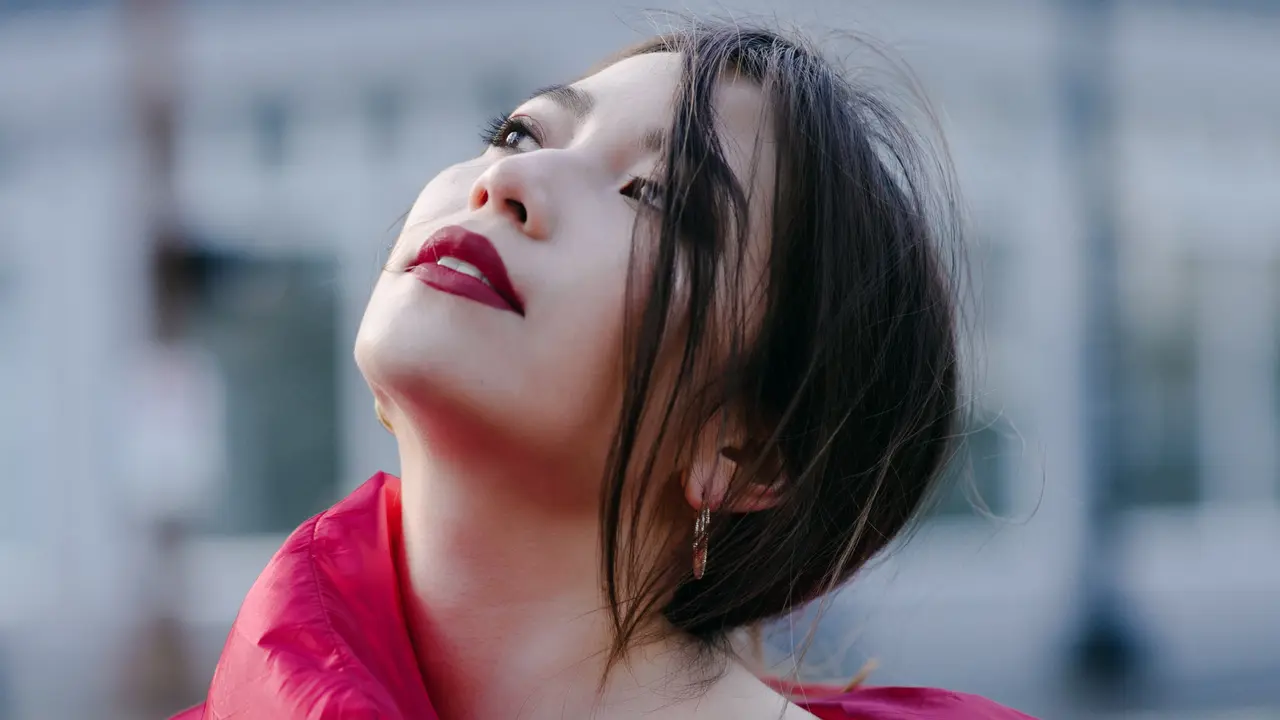 perempuan bibir merah