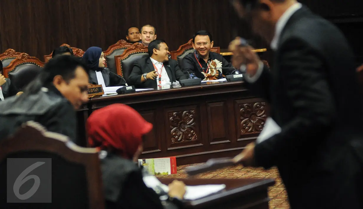 Gubernur DKI Basuki 'Ahok' Tjahaja Purnama (kanan) berbincang dengan kuasa hukumnya disela sidang lanjutan uji materiil Undang-Undang Pilkada mengenai cuti selama masa kampanye di MK, Jakarta, Kamis (15/9). (Liputan6.com/Faizal Fanani)