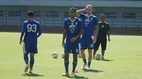 Omid Nazari dan Kevin van Kippersluis menjalani sesi latihan perdana bersama Persib Bandung di Stadion Gelora Bandung Lautan Api, Rabu (21/8/2019). (Liputan6.com/Huyogo Simbolon)