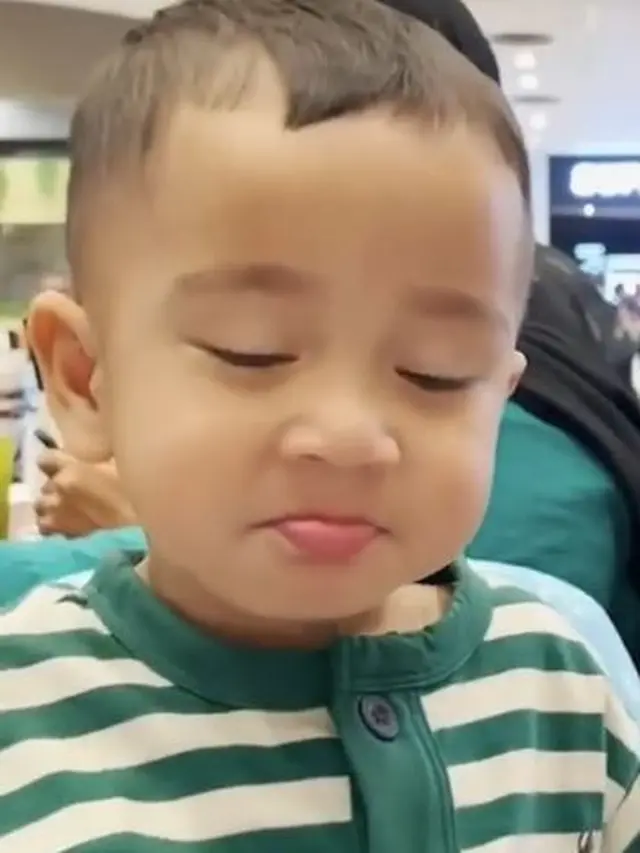 7 Potret Lucu Rayyanza Saat Minum Es Teh, Cipung Bisa Gestur Mantap