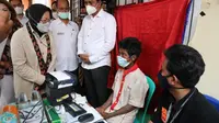 Menteri Sosial Tri Risamaharini saat meninjau perekaman data NIK-eKTP warga KAT- Suku Anak Dalam (SAD) di balai Desa Simpang Jelutih pada Rabu (10/3).