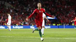 Penyerang Portugal, Cristiano Ronaldo, melakukan selebrasi usai mencetak gol ke gawang Swiss pada laga UEFA Nations League di Estadio Do Dragao pada Kamis (6/6) dini hari WIB. Portugal menang 3-1 atas Swiss. (AP/Armando Franca)