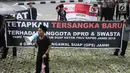 Aktivis antikorupsi dan mahasiswa  yang mengatasnamakan Gerakan Pengawal Suap (GPS) Jambi berunjuk rasa di depan Gedung KPK, Jakarta, Jumat (9/3). Mereka mendesak KPK segera menahan tersangka suap Gubernur Jambi Zumi Zola. (Liputan6.com/Herman Zakharia)