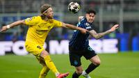 Inter Milan akhirnya mampu mencetak gol lewat aksi Alessandro Bastoni pada menit ke-76. Skor berubah menjadi 1-2. Tampak dalam foto, pemain Bodo/Glimt, Kasper Hogh (kiri) berebut bola dengan Alessandro Bastoni dari Inter Milan selama pertandingan babak playoff Liga Champions 2025-2026 di stadion San Siro, Italia, Selasa 24 Februari 2026 waktu setempat atau Rabu (25/2/2026) dini hari WIB. (AP Photo/Luca Bruno)