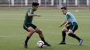 Pemain Timnas Indonesia U-23, Egy Maulana, berebut bola dengan Samuel Christianson saat latihan jelang SEA Games 2019 di Lapangan ABC, Senayan, Kamis (3/10). Latihan kali ini Timnas fokus dalam memperbaiki taktik dalam bertahan. (Bola.com/M Iqbal Ichsan)