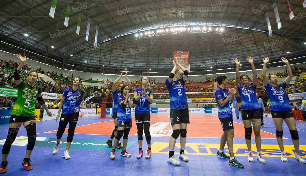 Para pemain Jakarta Elektrik PLN menyapa suporter usai menaklukan Gresik Petrokimia 3-0 pada laga final four putaran kedua Proliga 2016 di GOR Amongrogo, Yogyakarta, Jumat (6/5/2016). (Bola.com/Vitalis Yogi Trisna)