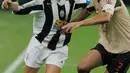 Bek AC Milan, Paolo Maldini berusaha merebut bola penyerang Juventus Alessandro Del Piero selama pertandingan persahabatan TIM Trophy di stadion Meazza di Milan 27 Juli 2004.  Maldini tampil pada 902 pertandingan bersama Milan. (AFP Photo/Paco Serinelli)