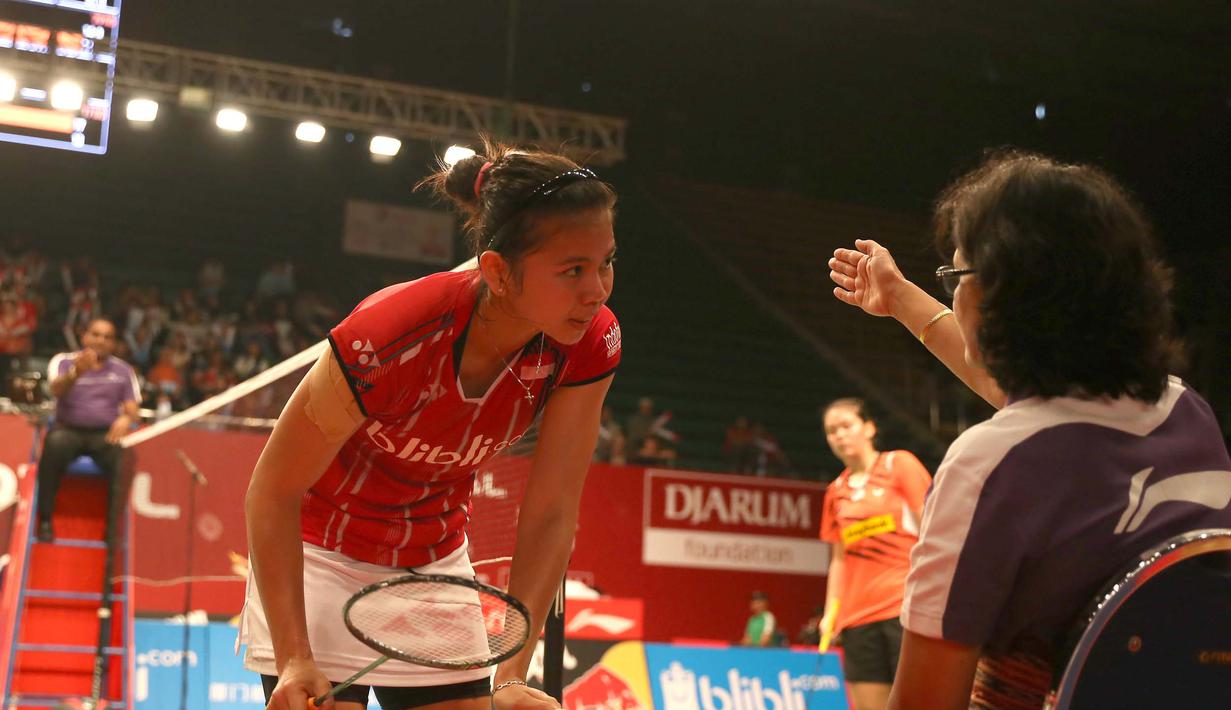 Greysia Polii memprotes wasit karena menganggap servisnya salah. (Bola.com/Arief Bagus)