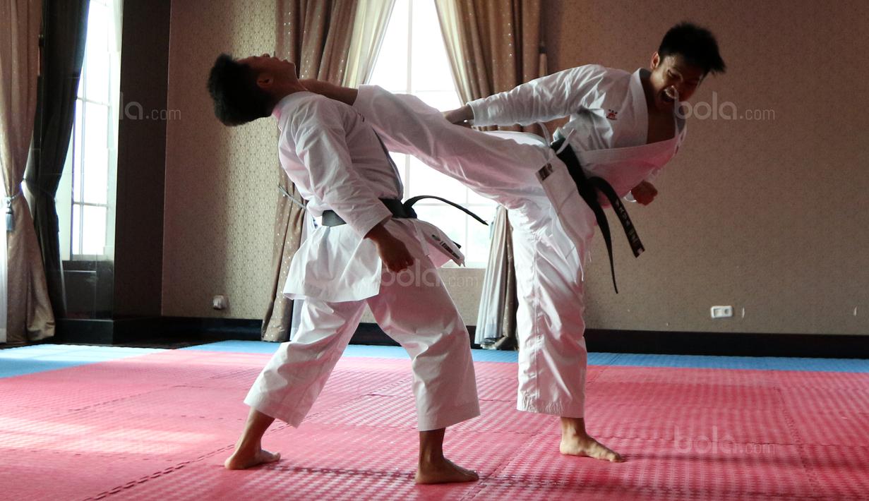 Aksi karateka Indonesia berlatih gerakan Bunkai sebagai persiapan bertanding pada ajang SEA Games 2017 di The Belezza, Permata Hijau, Jakarta, Senin (10/8/2017). Karate akan bertanding pada 22-24 Agustus 2017. (Bola.com/Nicklas Hanoatubun)