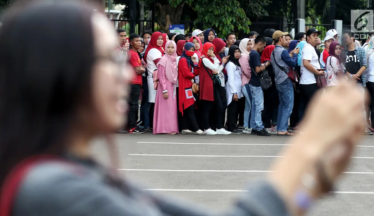 Pendukung calon Presiden no urut 01 Joko Widodo antre untuk menghadiri Festival Satu Indonesia di Istora Senayan, Jakarta, Minggu (10/3). Acara yang dibuka Presiden Jokowi dihadiri kaum milenial. (Liputan6.com/Johan Tallo)
