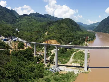 Foto udara pada 24 Juli 2020 memperlihatkan Jembatan Super Utama Sungai Mekong Ban Ladhan di Jalur Kereta China-Laos di Laos. Jalur kereta tersebut membentang sepanjang 400 km lebih dari gerbang perbatasan Boten di Laos utara, yang berbatasan dengan China, hingga Vientiane. (Xinhua/Pan Longzhu)