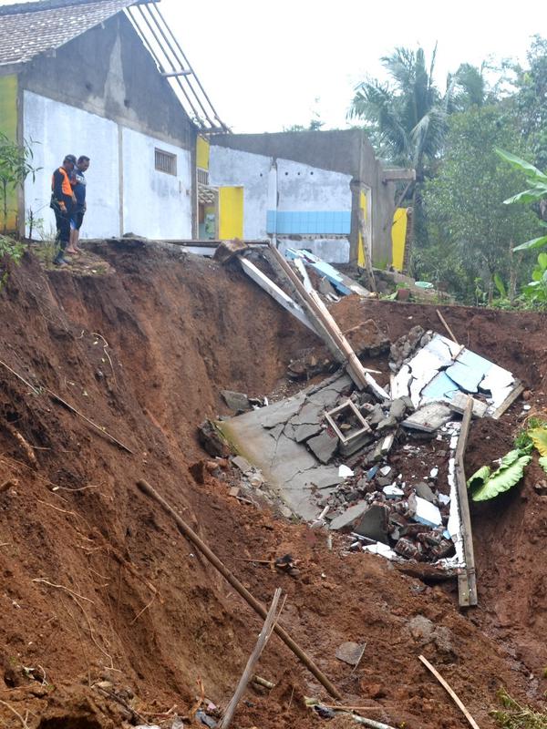 Sebanyak 24 rumah rusak akibat gerakan tanah atau longsor di Jatiluhur Desa Padangjaya Kecamatan Majenang, Cilacap, pada 2016 dan awal 2017. (Foto: Liputan6.com/Muhamad Ridlo)